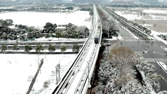 航拍雪后的上海地铁九号线视频素材