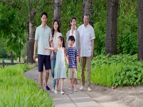 全家人在公园散步视频下载