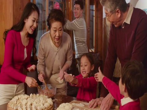 快乐家庭过年包饺子视频素材