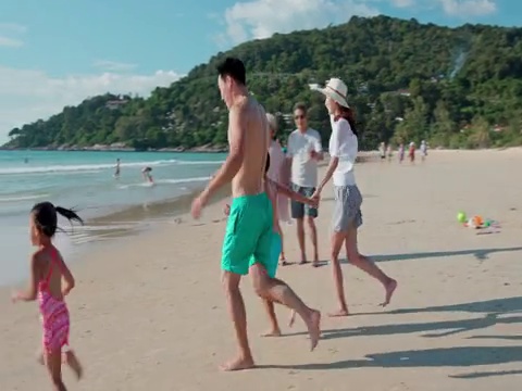快乐的家庭在海边玩耍视频素材