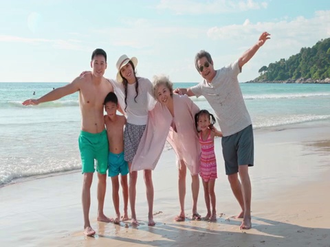 快乐的家庭在海边玩耍视频下载