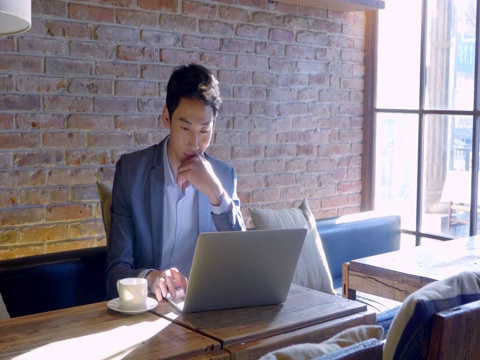 年轻商务男士在使用笔记本电脑视频素材