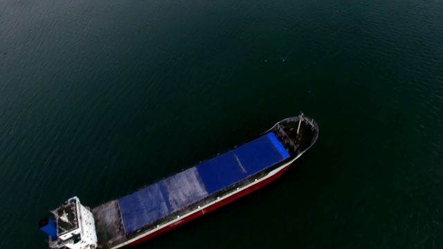 航拍亚龙湾内停泊的渔船4k视频视频素材