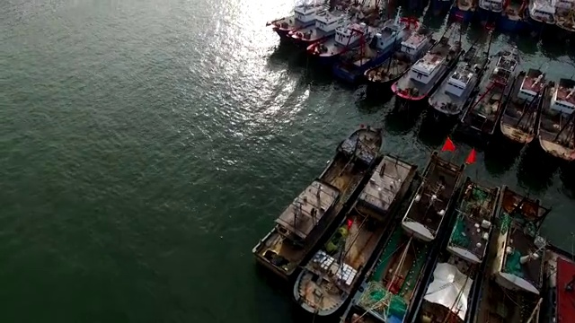 航拍亚龙湾内停泊的渔船4k视频视频素材