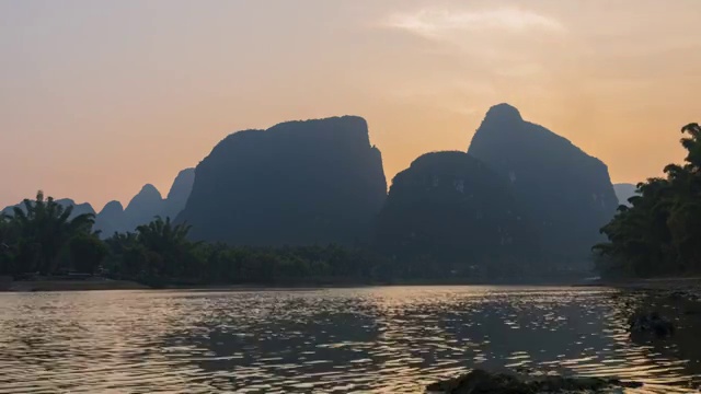 落日余晖下的漓江山水视频素材
