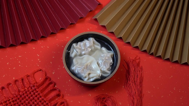 大红色背景上的碗，碗里的饺子视频素材