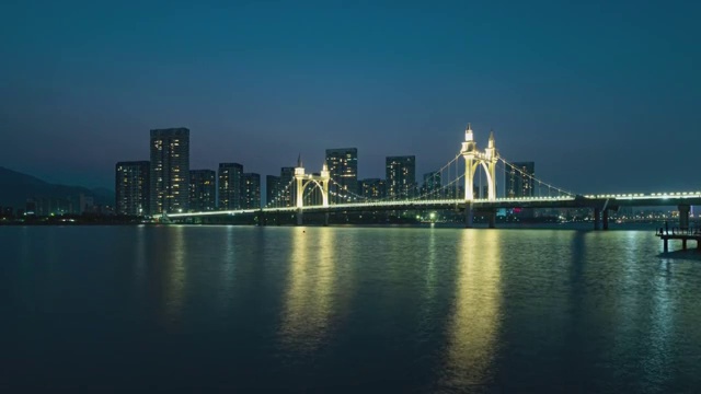 晴朗天气下的珠海白石桥日转夜4K延时摄影视频素材