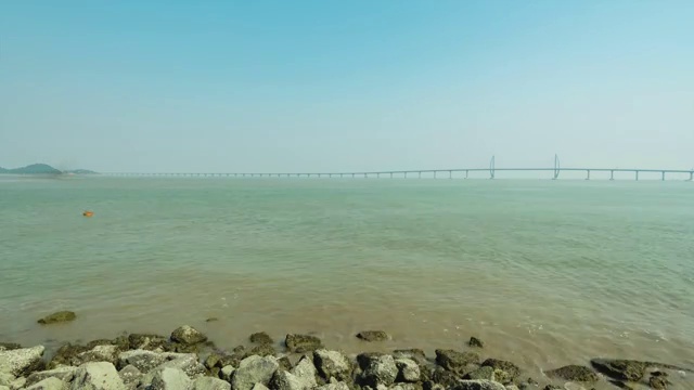 晴朗天气下的珠海港珠澳大桥4K延时摄影视频素材