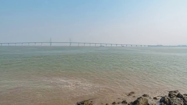 晴朗天气下的珠海港珠澳大桥4K延时摄影视频素材
