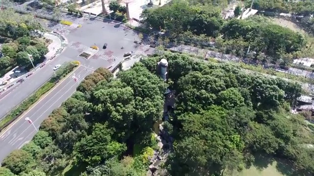 航拍视角下的礌岗塔-千灯湖公园-佛山城市天际线视频素材