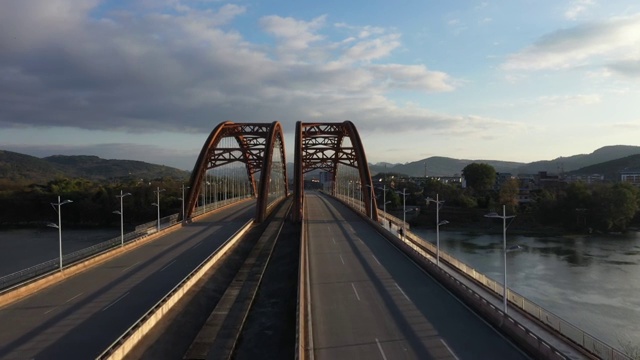 夕阳下的公路大桥视频素材