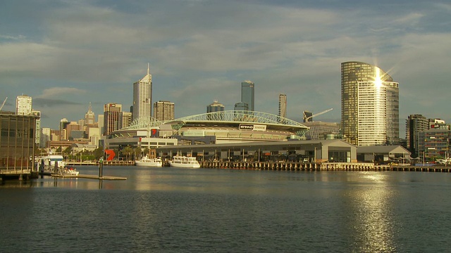 WS Yarra河与市中心摩天大楼和港区体育场的背景/澳大利亚墨尔本视频素材
