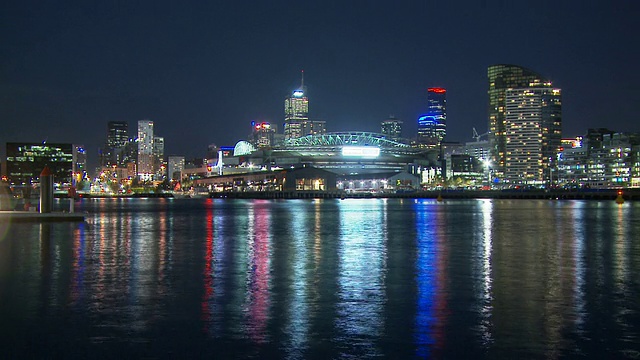 澳大利亚墨尔本，亚拉河，市中心的摩天大楼和码头区体育场夜光闪闪视频素材