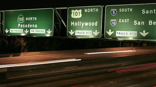 好莱坞高速公路标志下汽车的时间间隔视频素材