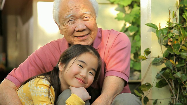 ZI女士的孙女(8-9岁)拥抱祖父/美国加州洛杉矶视频下载