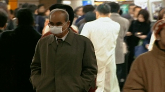 上下班高峰期在新宿车站内行走的上班族/一些上班族戴着口罩以防止疾病传播/日本东京视频素材