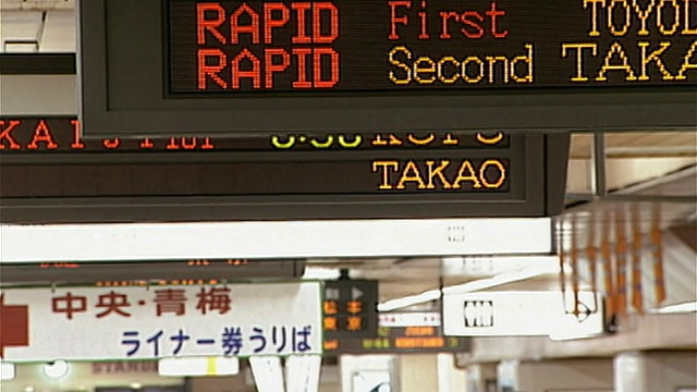 日本东京，上下班高峰期，乘客在新宿车站内行走视频素材