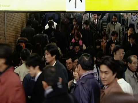 日本东京，上下班高峰期，乘客从新宿车站的楼梯上走下来视频素材