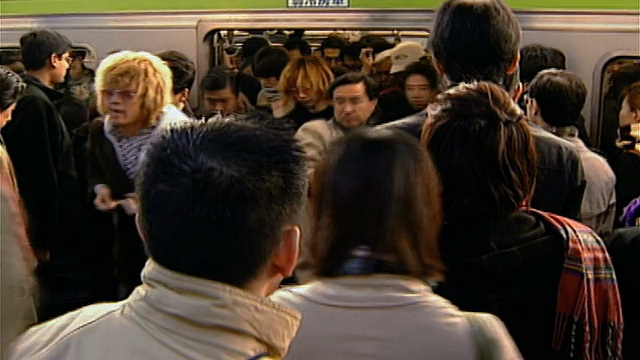 地铁在高峰时刻到达新宿站站台/乘客在站台上等着上车时下车/日本东京视频素材