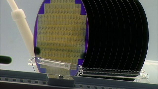 纽约威斯彻斯特实验室的技术人员穿着干净的套装从不同的架子上移动硅片视频素材