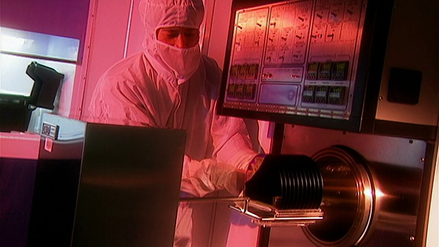 纽约威斯彻斯特实验室里，穿着干净西装的技术员正在移动硅片架视频素材