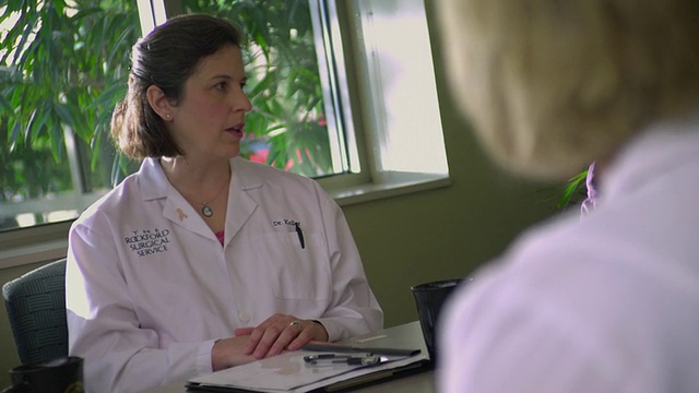 MS女医生与病人交谈/罗克福德，伊利诺伊州，美国视频下载