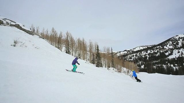 WS POV滑雪者和单板滑雪骑下滑雪坡/布赖顿滑雪场，犹他州，美国视频素材