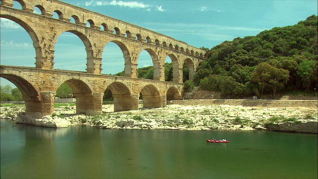 法国朗格多克河上的加德桥和两人皮划艇视频下载