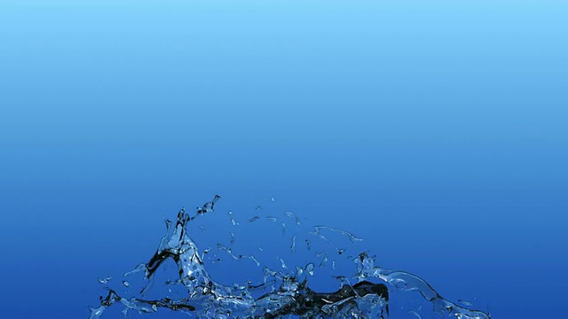 水飞溅的慢动作(预览比原来的颜色更深)视频素材