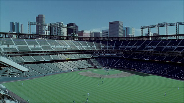 Coors球场挤满了球迷，棒球场正在为科罗拉多落基山脉和洛杉矶道奇队之间的比赛做准备;黄昏变成夜晚时，云朵的阴影掠过球场;之后体育场空了视频素材