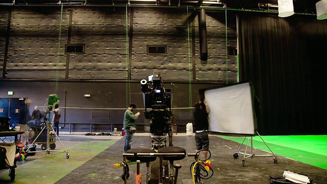 T/L WS工作人员在美国加州洛杉矶的电影制片厂安装摄像机和设备视频下载
