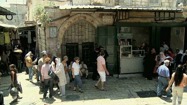 以色列耶路撒冷老城，人们走过石头铺成的街道视频下载