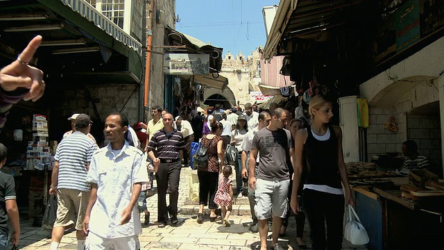 以色列耶路撒冷老城，人们在狭窄的石头铺成的街道上上下行走视频下载