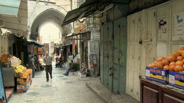 以色列耶路撒冷，人们穿过老城街道视频下载