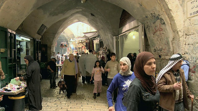 以色列耶路撒冷，人们在老城大街上散步和购物视频下载