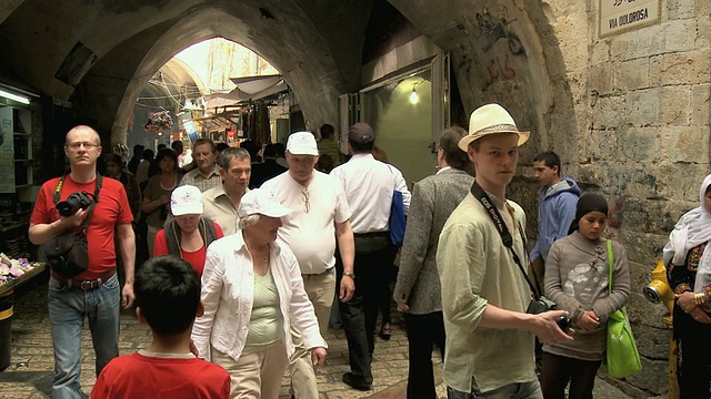 以色列耶路撒冷，人们在老城街道上行走视频下载