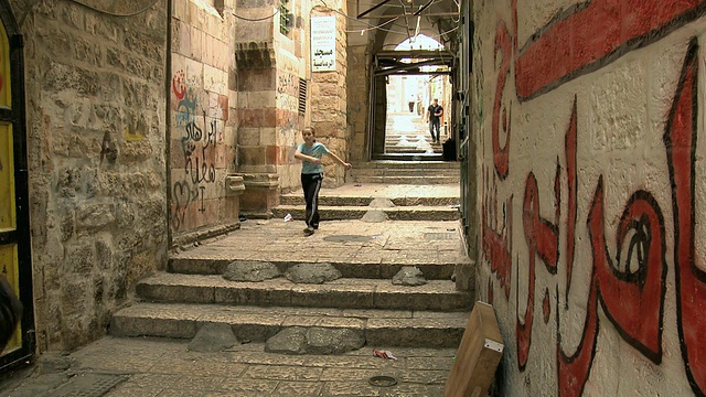 以色列耶路撒冷，人们走在老城小巷的台阶上视频素材