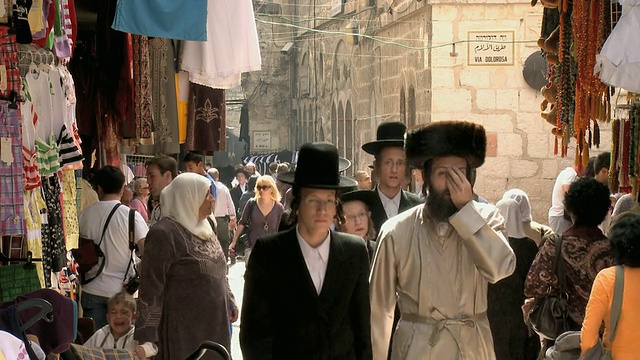 以色列耶路撒冷老城大街上的犹太人视频下载