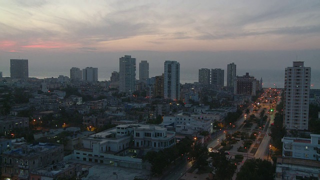 黄昏时分的维达多市中心/古巴哈瓦那视频下载