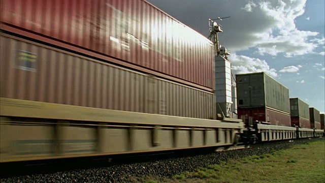 WS货运列车行驶在谷物磨/马尔法，美国德克萨斯州视频下载