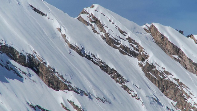 WS TS ZO女子滑雪在整个山峰快速连接两个悬崖下降顺序/阿尔塔，雪鸟，美国犹他州视频下载