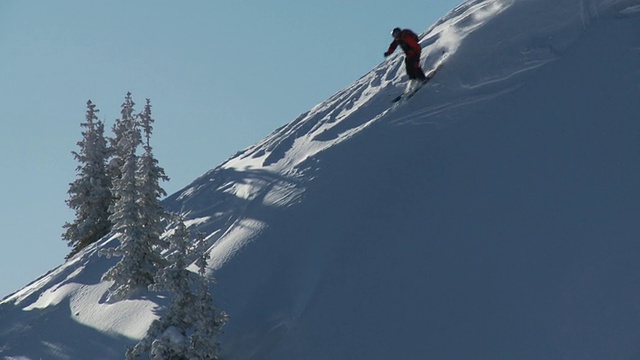 WS TS SLO MO Man滑雪在雪顶/阿尔塔，雪鸟，美国犹他州视频素材
