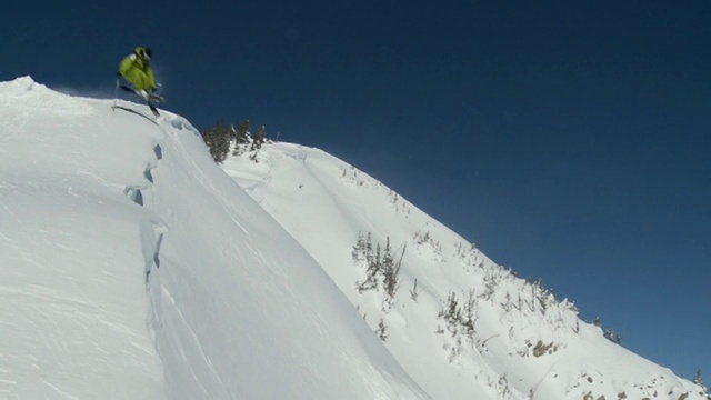 美国犹他州，雪鸟，阿尔塔，滑雪前，WS TS男子从悬崖中间跳下来视频素材