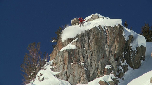 WS TS ZO TD人在红色的棍棒滑雪在大空气下岩石/阿尔塔，雪鸟，美国犹他州视频素材