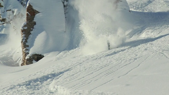 WS TS一名男子在大岩石上滑雪并降落在粉末雪中/阿尔塔，雪鸟，美国犹他州视频素材