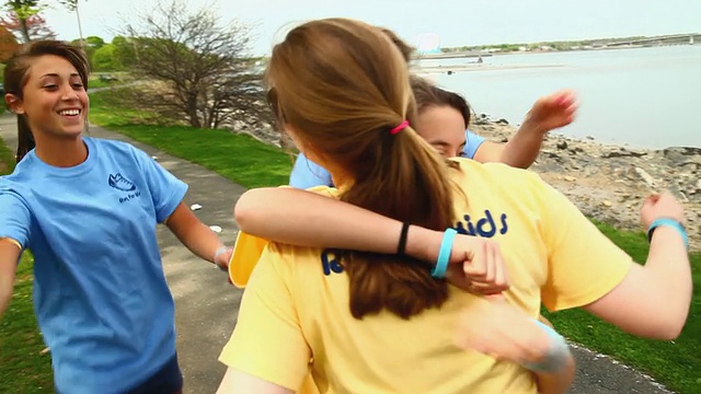 科罗拉多大学女性跑步者在慈善跑步后庆祝/塞勒姆，马萨诸塞州，美国视频下载