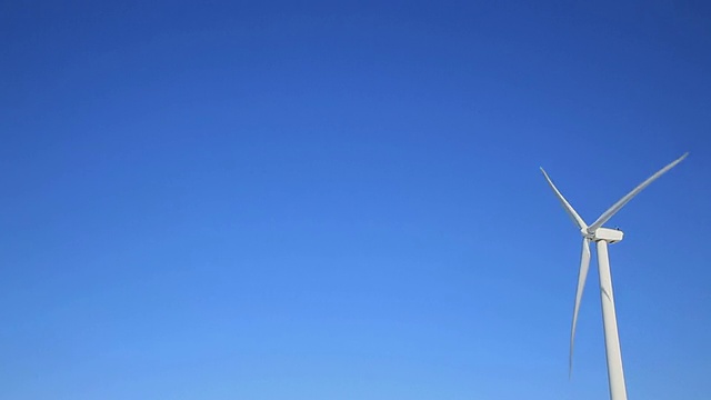 MS PAN白色风力涡轮机对抗蓝天/大西洋城，新泽西州，美国视频下载