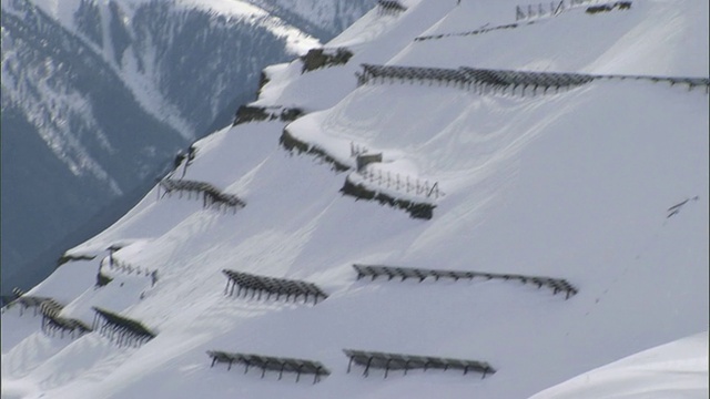 MS TU雪崩栅栏伸出雪山山脊/达沃斯，Graubünden，瑞士视频素材
