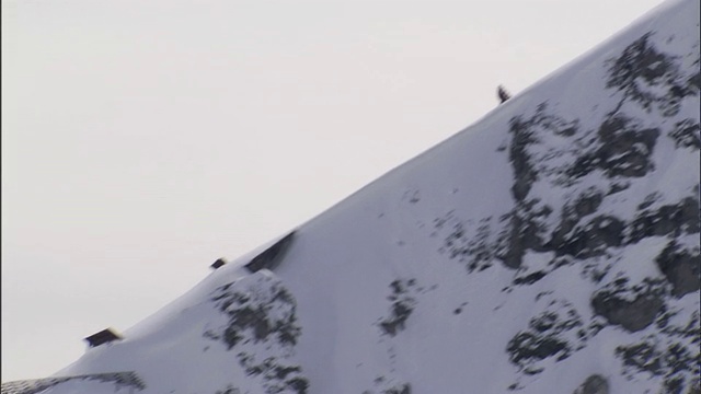 WS TD PAN雪崩篱笆伸出雪山山脊/达沃斯，Graubünden，瑞士视频素材