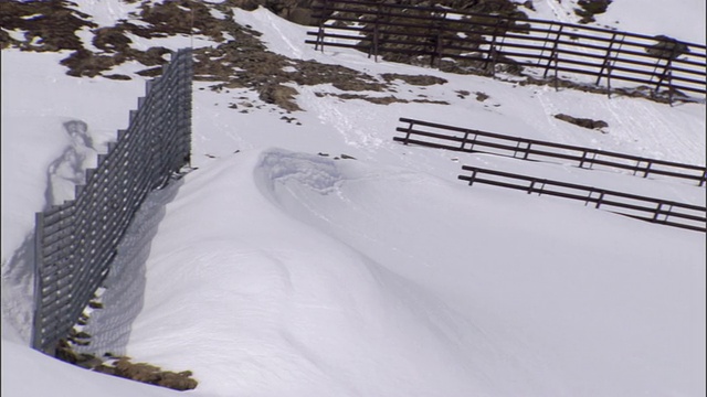 WS PAN雪崩篱笆伸出雪山山脊/达沃斯，Graubünden，瑞士视频素材